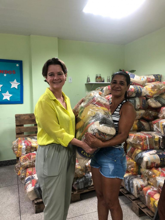 Entrega de cesta básicas na UIP