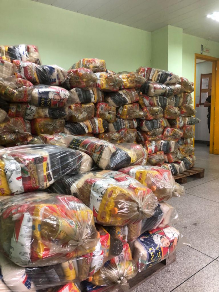 Entrega de cesta básicas na UIP