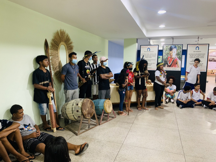 Apresentação cultural de indígenas da aldeia de Irajá na Escola da Ciência, Biologia e História (ECB
