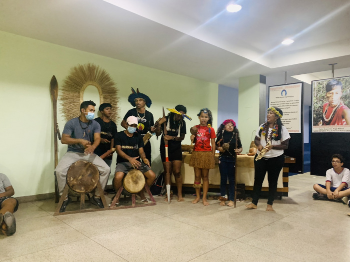 Apresentação cultural de indígenas da aldeia de Irajá na Escola da Ciência, Biologia e História (ECB