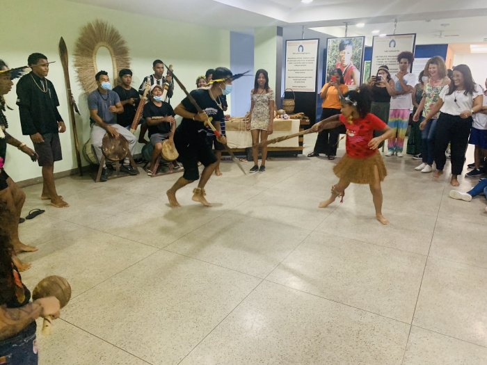 Apresentação cultural de indígenas da aldeia de Irajá na Escola da Ciência, Biologia e História (ECB