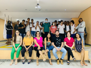 Estudantes durante encontro dos 9º anos no auditório da Emef Alvimar Silva