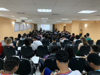 Estudantes durante encontro dos 9º anos no auditório da Emef Alvimar Silva