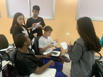 Estudantes durante encontro dos 9º anos no auditório da Emef Alvimar Silva