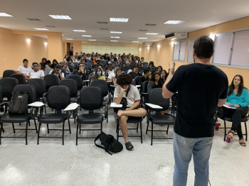 Estudantes durante encontro dos 9º anos no auditório da Emef Alvimar Silva