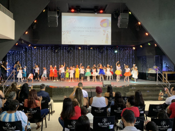 Apresentação teatral e musical das crianças do Cmei Reinaldo Ridolfi