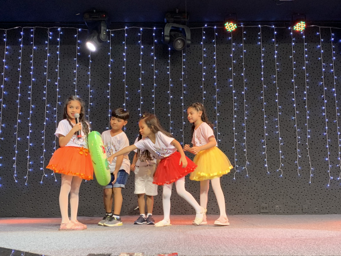 Apresentação teatral e musical das crianças do Cmei Reinaldo Ridolfi