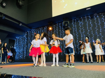 Apresentação teatral e musical das crianças do Cmei Reinaldo Ridolfi