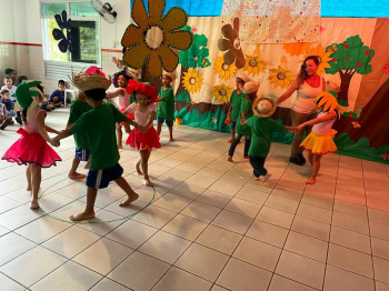 Apresentação musical no Cmei Dr. Thomaz Tommasi