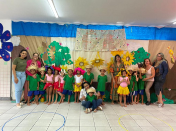 Apresentação musical no Cmei Dr. Thomaz Tommasi