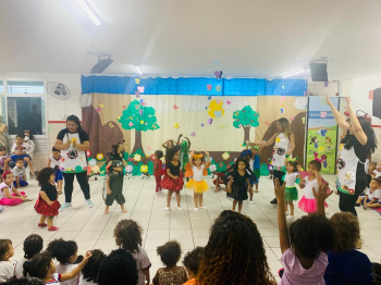 Apresentação musical no Cmei Dr. Thomaz Tommasi