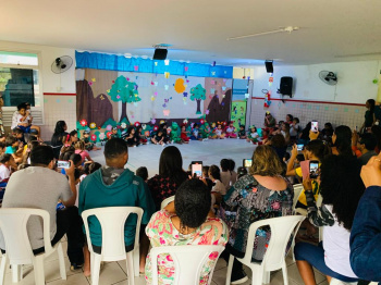 Apresentação musical no Cmei Dr. Thomaz Tommasi