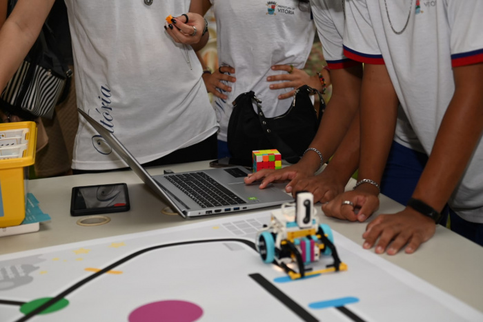 Torneio de robótica na Escola de Ciência-Física
