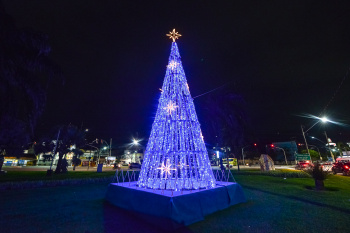 Iluminação de Natal - Av. Fernando Ferrari com Av. Adalberto Simão Nader