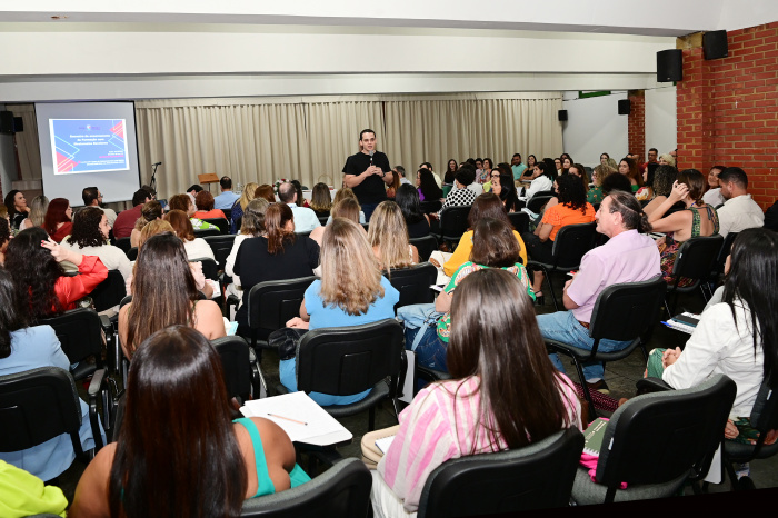 Entrega de notebooks aos diretores