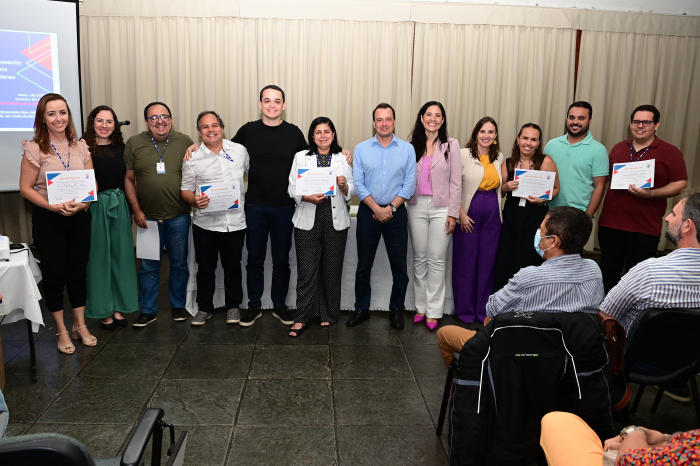 Entrega de notebooks aos diretores