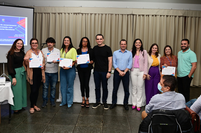 Entrega de notebooks aos diretores