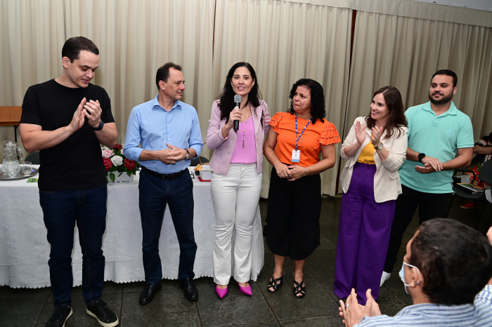 Entrega de notebooks aos diretores