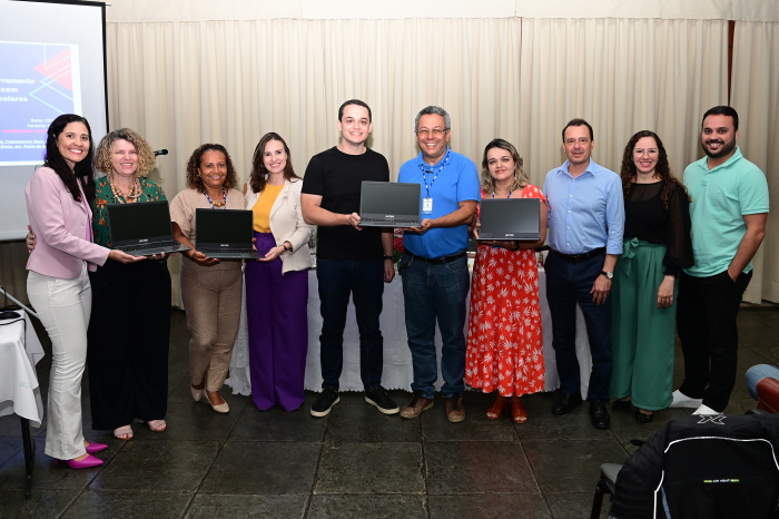 Entrega de notebooks aos diretores