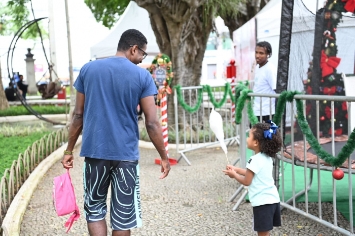 Valentina e o pai na ação do Procon Natal da Gente