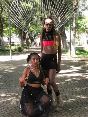 Giovana e Grace preparadas para se apresentarem no Show de Talentos