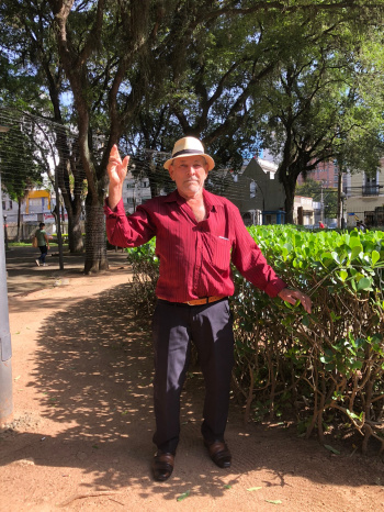 Genadir Batista Cardoso passava pelo local e foi atraído pela apresentações.