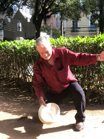 Genadir Batista Cardoso passava pelo local e foi atraído pela apresentações.
