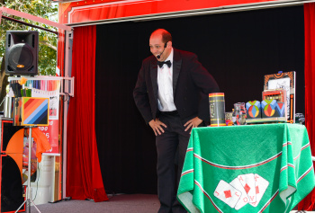 Magic Truck conta com apresentações do mágico Marcelo Labarrère Vieira.