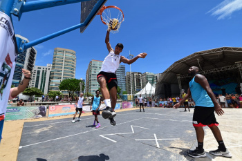 Desafio de basquete na Arena de Verão