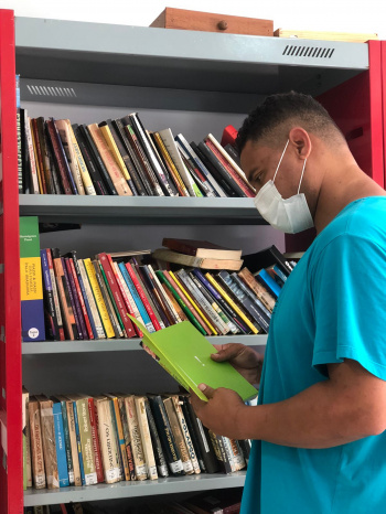 Pessoas em situação de rua fazem da leitura caminho para mudança de vida