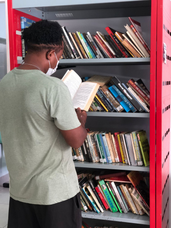 Pessoas em situação de rua fazem da leitura caminho para mudança de vida