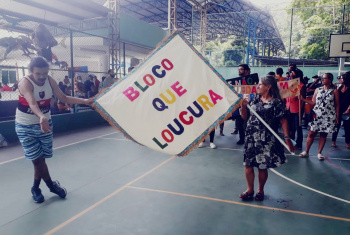 Graça com o seu filho Genilson, ensaiando como porta-bandeira e mestre-sala