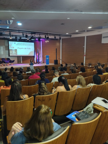 Formação com profissionais da educação no auditório do Sebrae