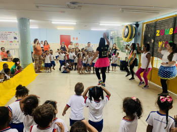 Zumba kids": atividade diverte crianças do Cmei Terezinha Vasconcellos Salvador