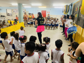 Zumba kids": atividade diverte crianças do Cmei Terezinha Vasconcellos Salvador
