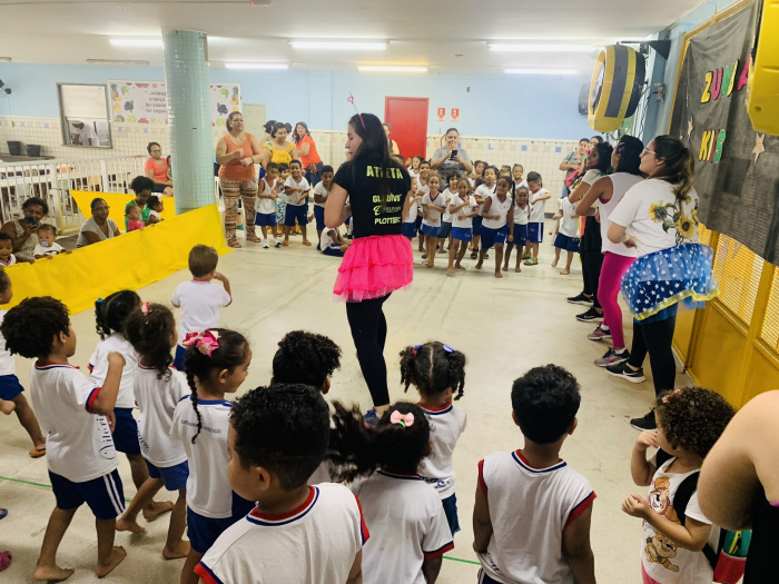 Zumba kids": atividade diverte crianças do Cmei Terezinha Vasconcellos Salvador
