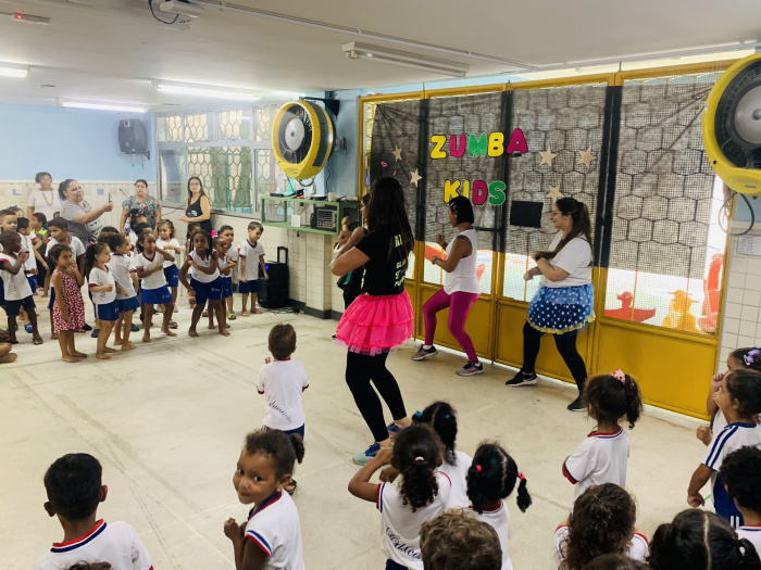 Zumba kids": atividade diverte crianças do Cmei Terezinha Vasconcellos Salvador