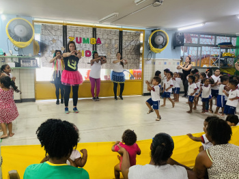Zumba kids": atividade diverte crianças do Cmei Terezinha Vasconcellos Salvador