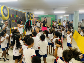 Zumba kids": atividade diverte crianças do Cmei Terezinha Vasconcellos Salvador