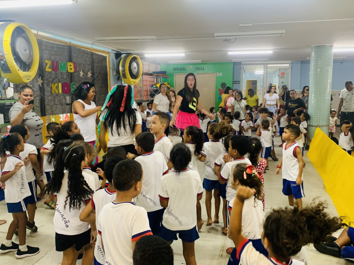 Zumba kids": atividade diverte crianças do Cmei Terezinha Vasconcellos Salvador