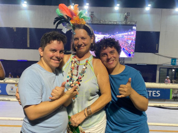 Filhos acompanham mãe pela primeira vez no Sambão