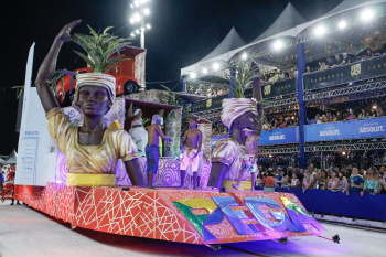 Escola Pega no Samba no desfile de Vitória