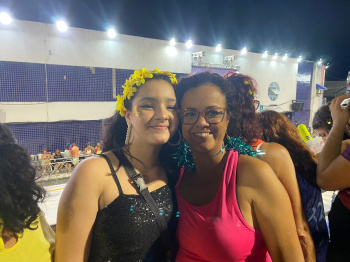 Mãe e filha prestigiam escolas de samba do Grupo Especial