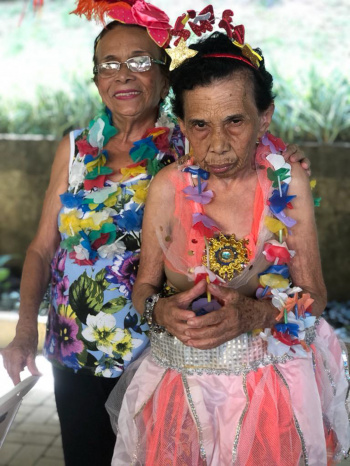 Baile da Convivência - Laura Chaves e a irmã
