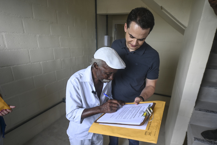 Prefeito Pazolini entrega casas no bairro Conquista