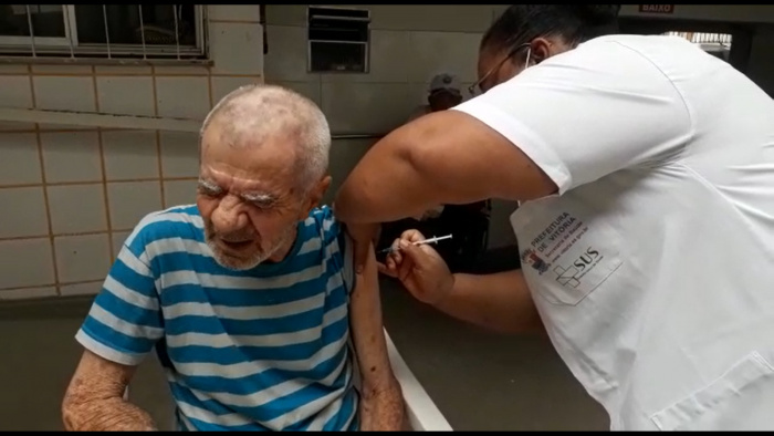 Imunização com a vacina bivalente em asilo