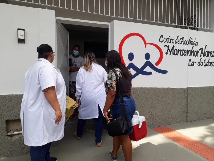 Imunização com a vacina bivalente em asilo