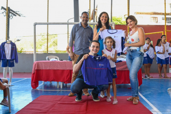 Entrega de uniformes para estudantes da rede municipal