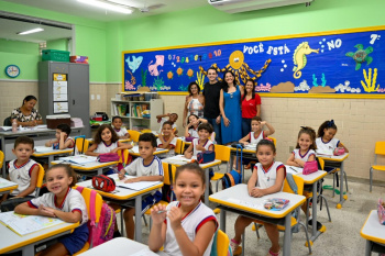 Entrega de uniformes para estudantes da rede municipal