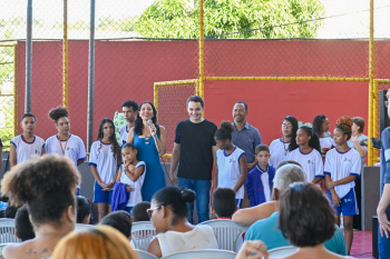 Entrega de uniformes para estudantes da rede municipal